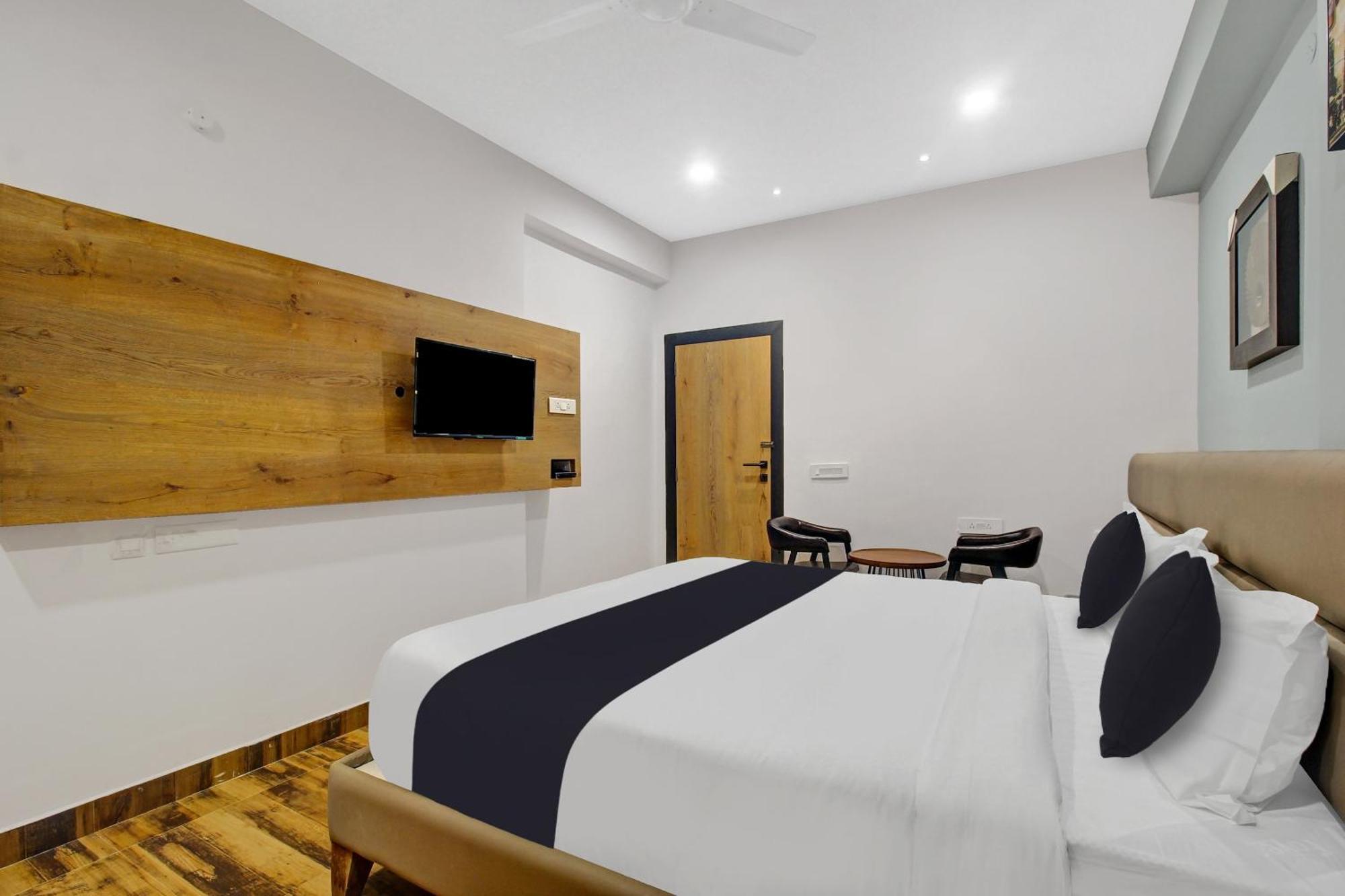Super Townhouse Oak Hitec City Near Image Hospital Haïdarabad Extérieur photo