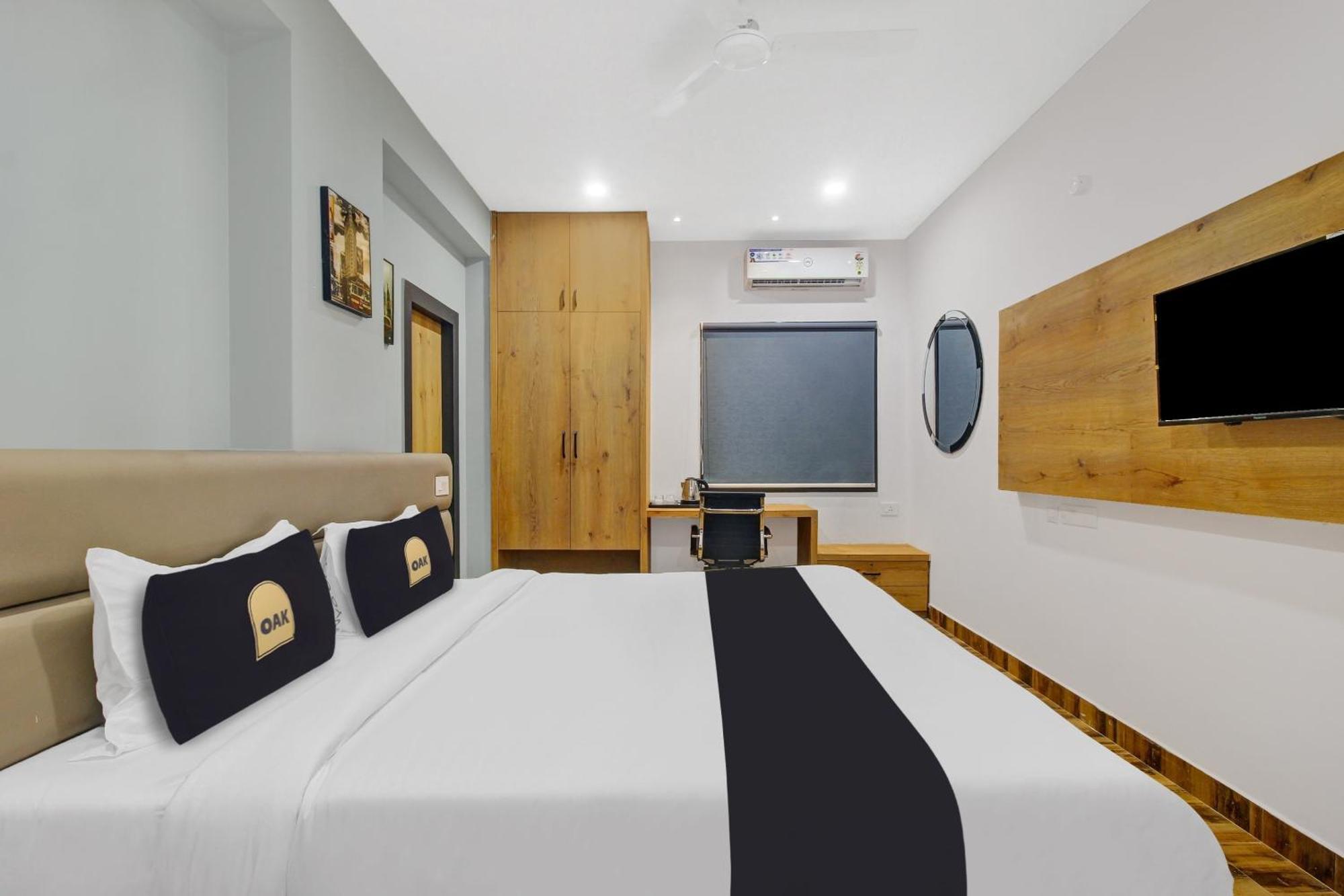 Super Townhouse Oak Hitec City Near Image Hospital Haïdarabad Extérieur photo