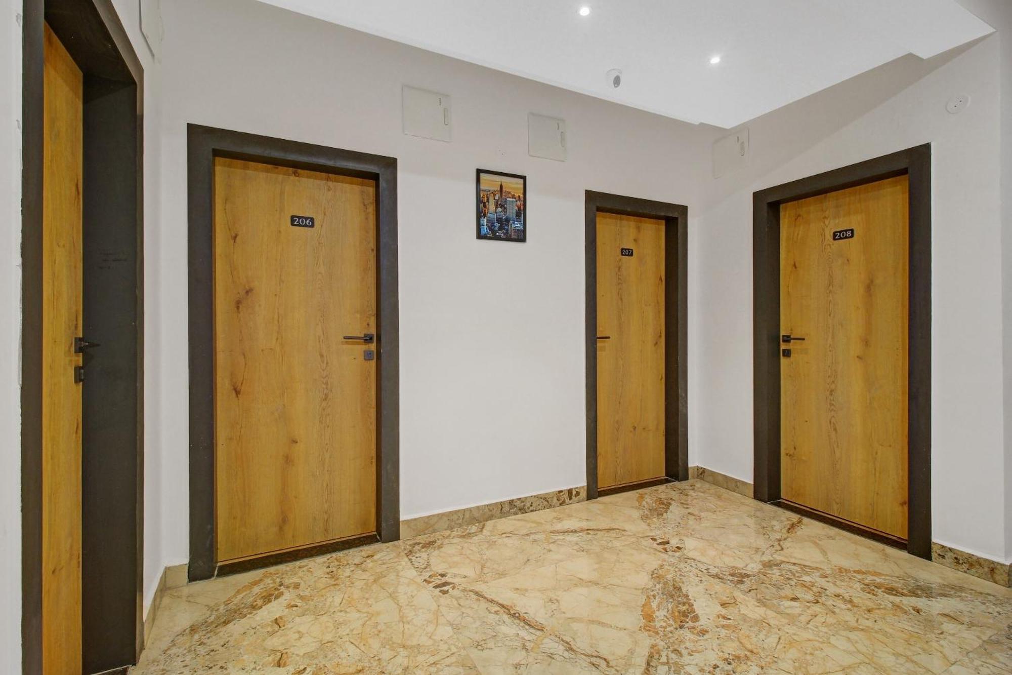 Super Townhouse Oak Hitec City Near Image Hospital Haïdarabad Extérieur photo